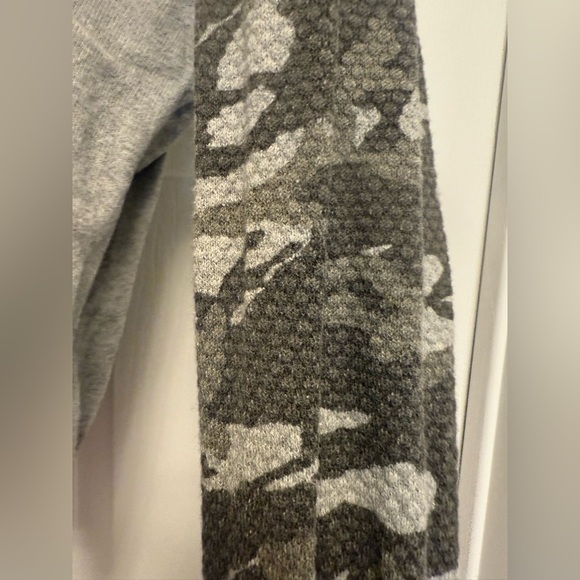 Monrow Nikita Cashmere Blend Grey Camo Sweater Women’s XS - Picture 3 of 5